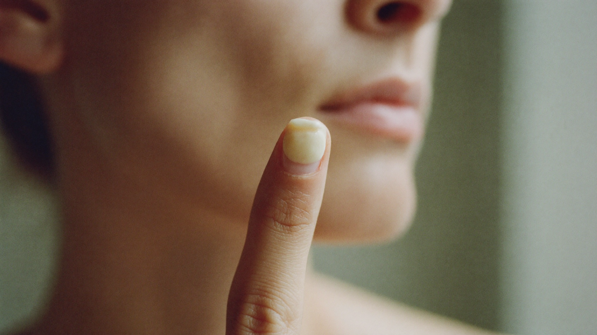 Une quantité de la taille d'un petit pois au bout du doigt, la dose correcte pour tout le visage