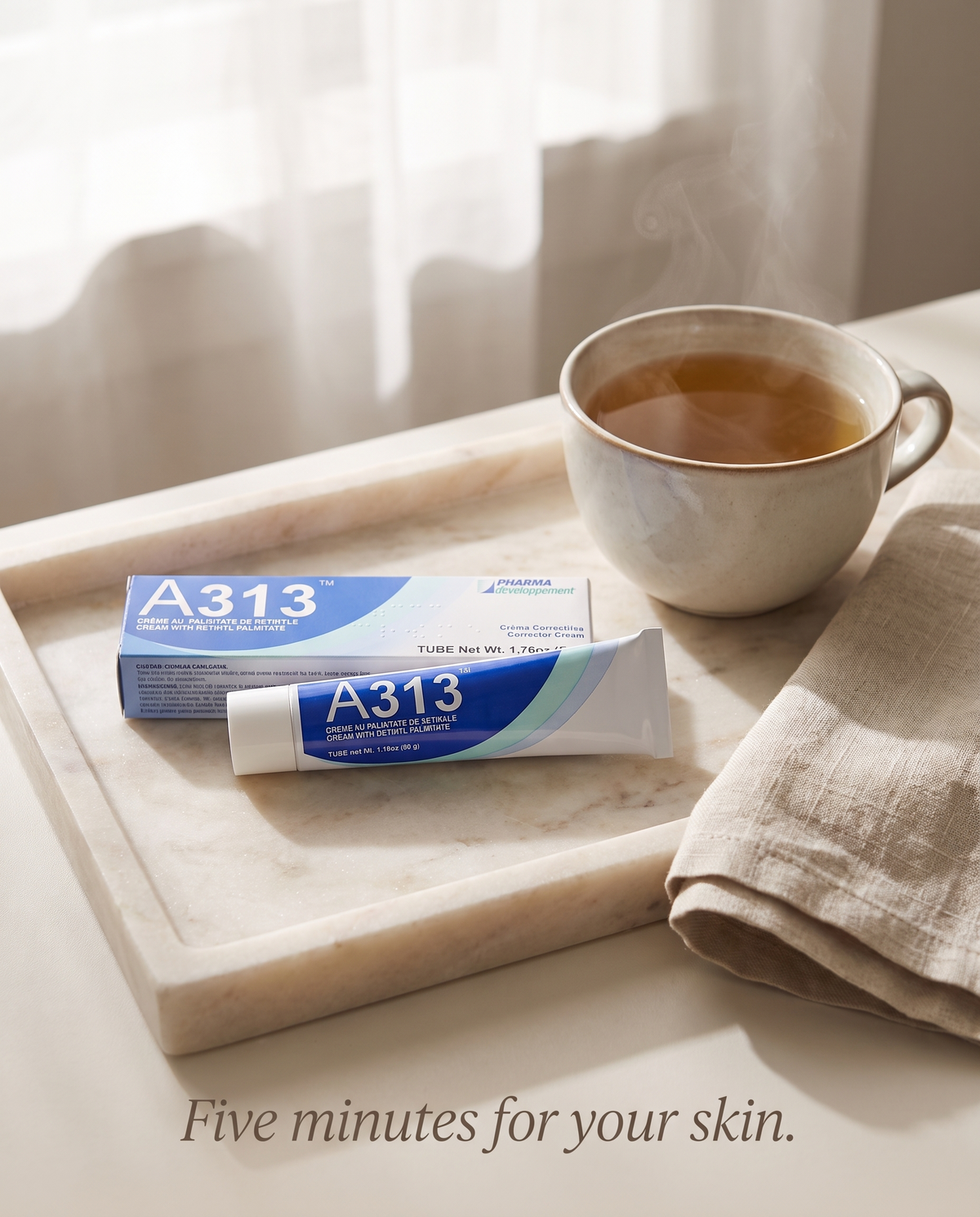 A313 Creme mit Retinol & Vitamin A auf einem Marmortablett, ruhige Morgenroutine