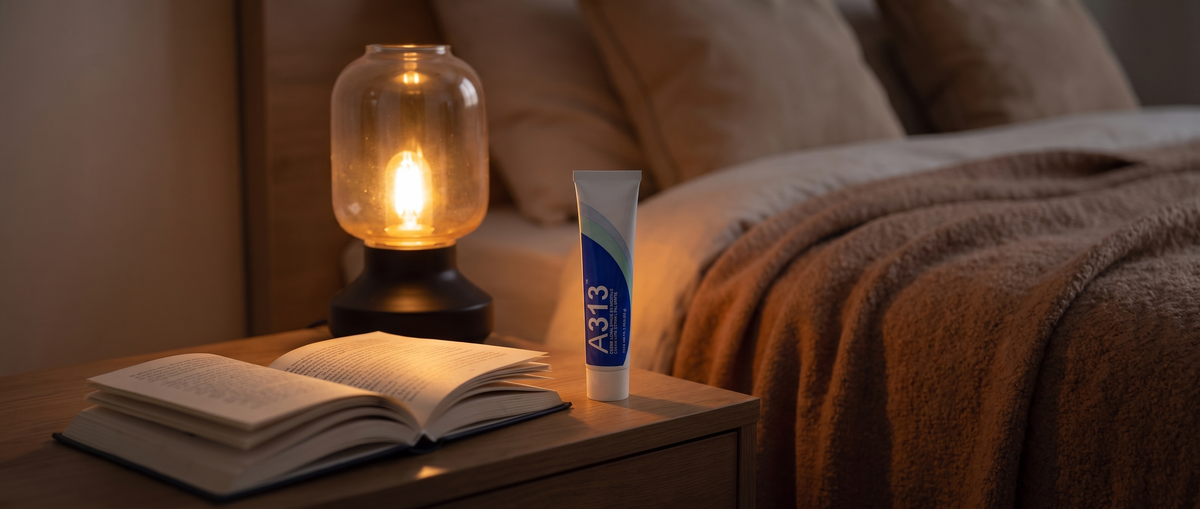 Crème A313 au Rétinol et à la Vitamine A posée sur une table de chevet, routine du soir