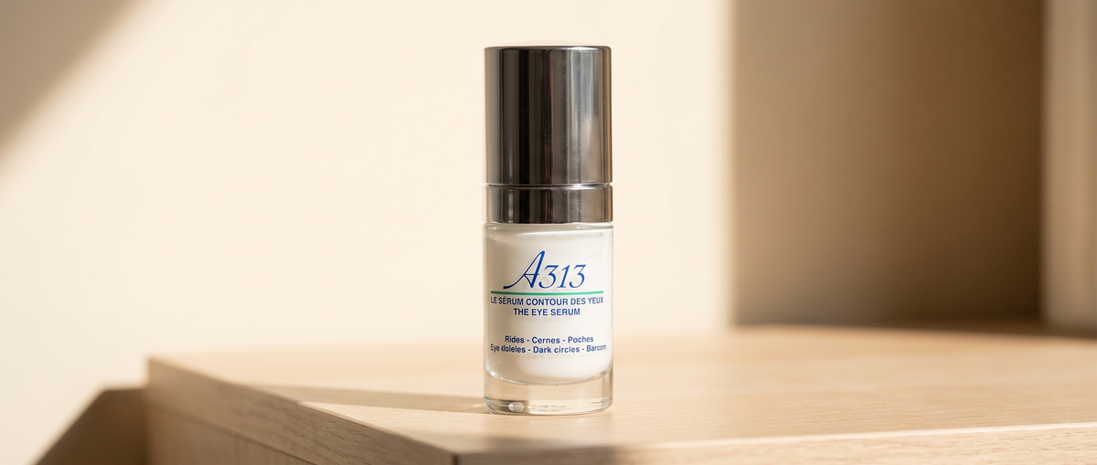 Nahaufnahme der A313 Augenserum-Flasche mit Verschlusskappe vor sanftem, hellem Hintergrund