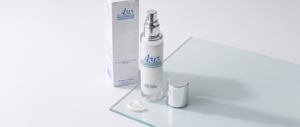 Flasche A313 Anti-Falten- und Feuchtigkeitscreme neben einem gewöhnlichen Drogerie-Retinol-Serum