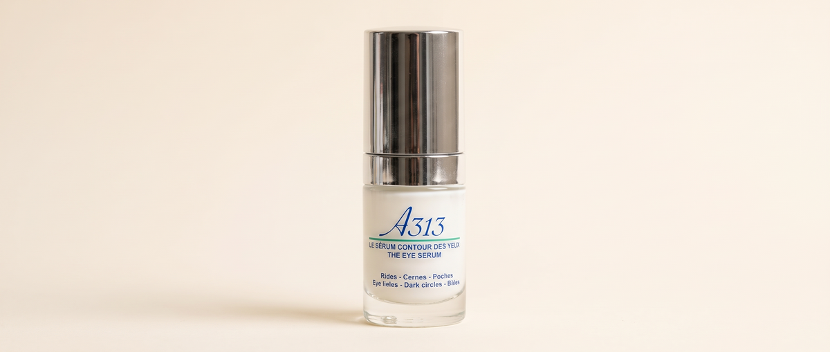 Detailopname van het flesje A313 Eye Serum met dop in zacht daglicht, op een brede, rustige achtergrond