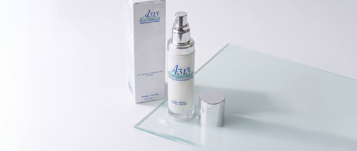 Pumpflasche der A313 Anti-Wrinkle and Moisturizing Cream neben einem kleinen Klecks Creme auf einer hellen Glasfläche im weichen Tageslicht